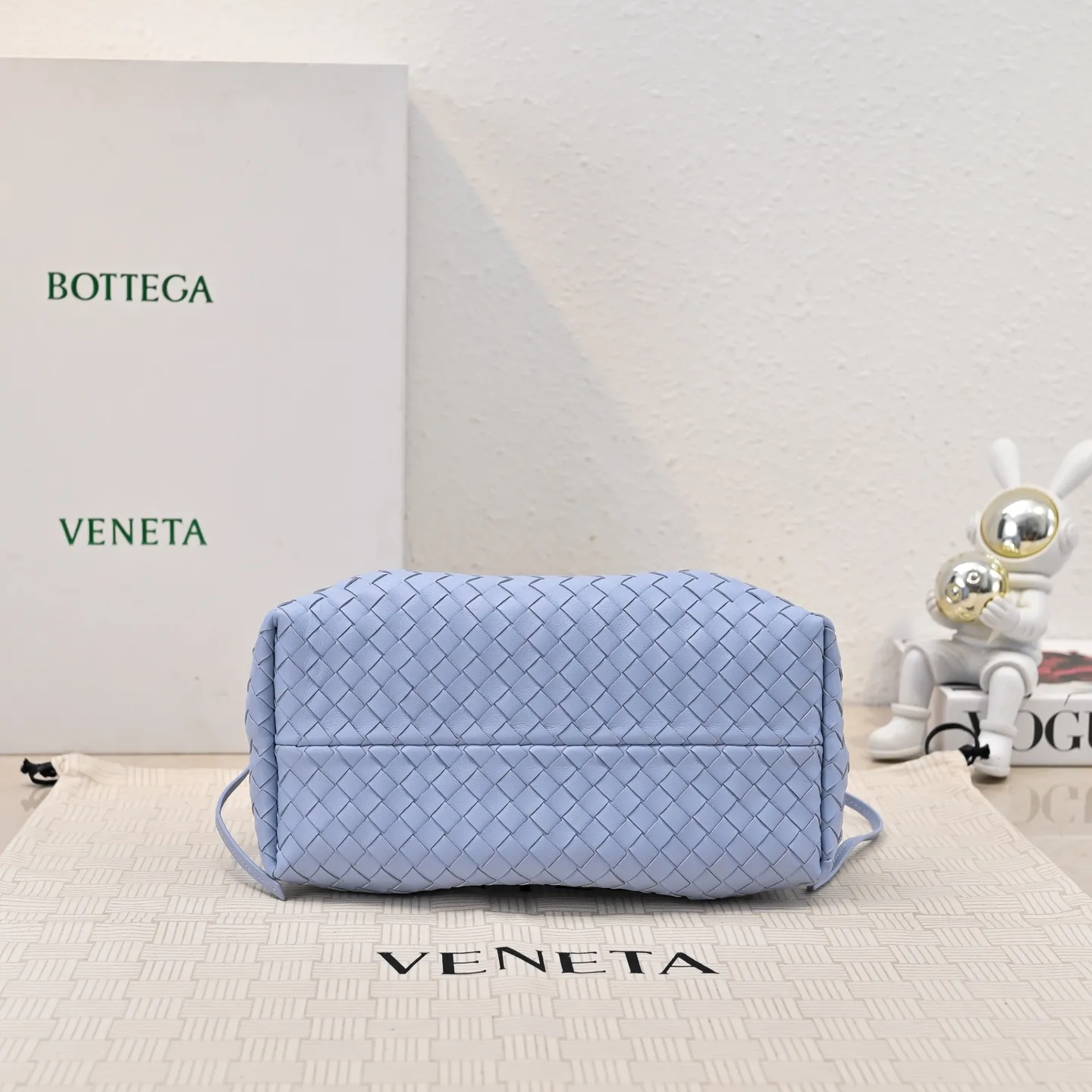 Batch 1760 BOTTEGA VENETA 2025 new product pinacoteca has super soft leather, and the weaving function, practicality and relaxed fashion sense have not fallen behind❤️‍🔥Amway has given sisters a must-have bag when going out. The size of the bag also accurately meets the commuting needs of urban beauties. It can accommodate mobile phones, keys, lipstick, powder, sunscreen, shopping bags...all of it! ! ! 🔥The capacity should not be underestimated~ It does not choose people, clothes, or occasions. With its majestic curved outline, exquisite woven texture, delicate edges and rounded handles, this woven vegetable basket bag truly achieves the goal of "dressing up and being fashionable without getting in the way"~ Are you interested in Jimei? Style number: 9004 Size: 24*15*12cm